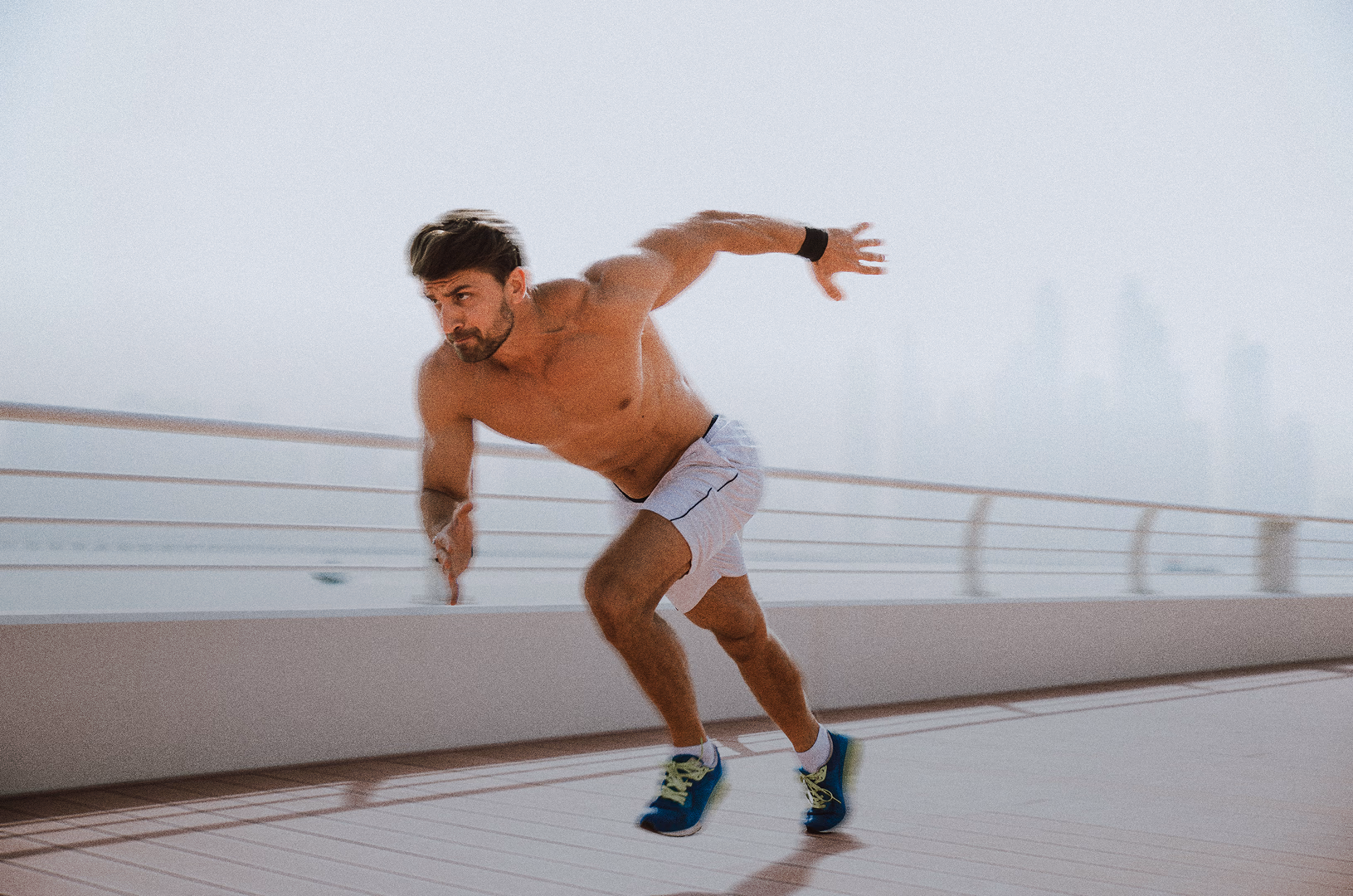 Mann i full sprint, energi og styrke tilbake